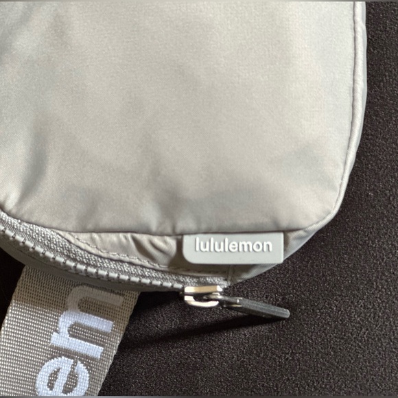 lululemon Everywhere Belt Bag Crossbody Extended Strap color Silver/Gray - Picture 7 of 16